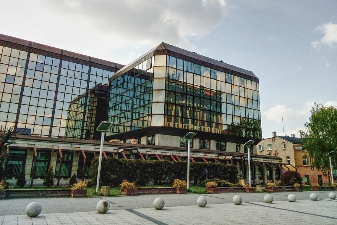 Kolejne zwolnienia i postojowe z ZUS