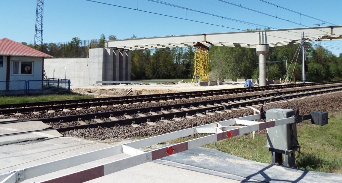 Kolejny wiadukt drogowy nad torami Centralnej Magistrali Kolejowej