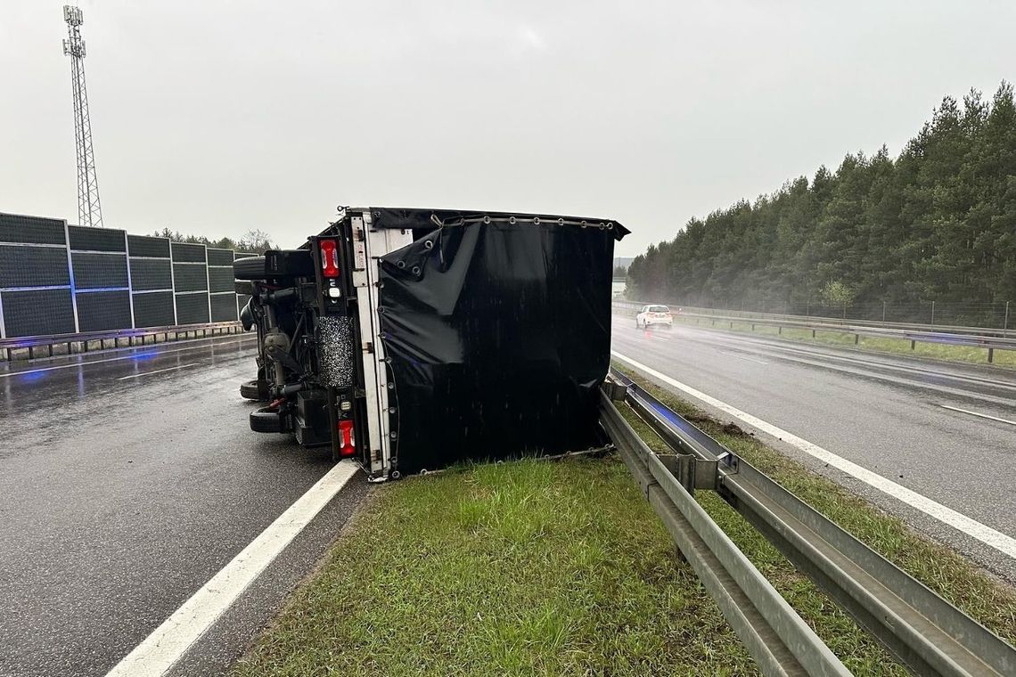 Kolejny wypadek na S7: kierowca dachował i trafił do szpitala