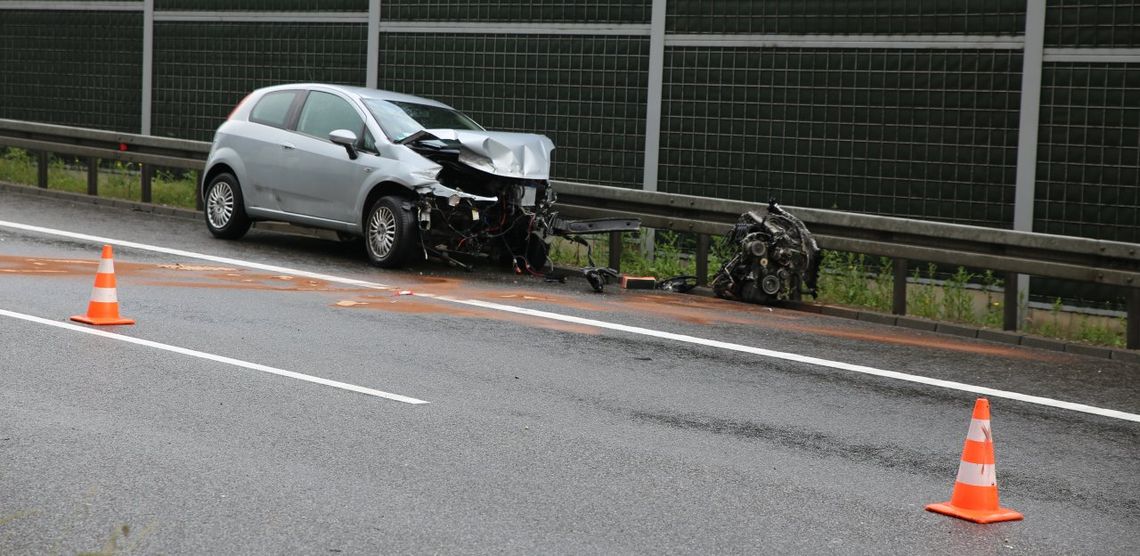 Kolizja na krajowej "siódemce". Samochód uderzył w bariery