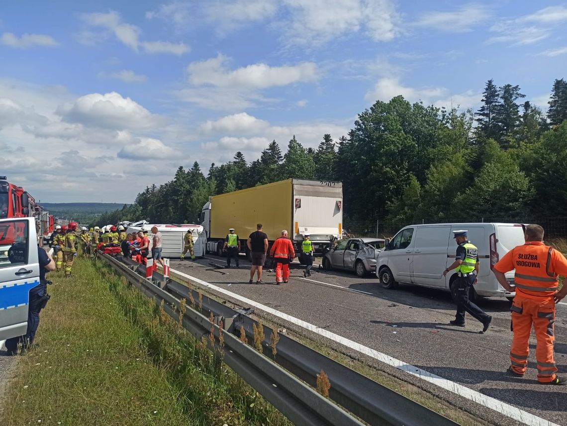 Kolizja pięciu pojazdów na trasie S7: są ranne osoby Kolizja pięciu pojazdów na trasie S7: są ranne osoby