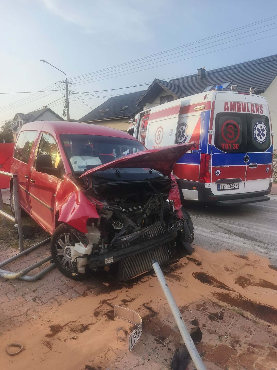 Kolizja trzech aut na skrzyżowaniu