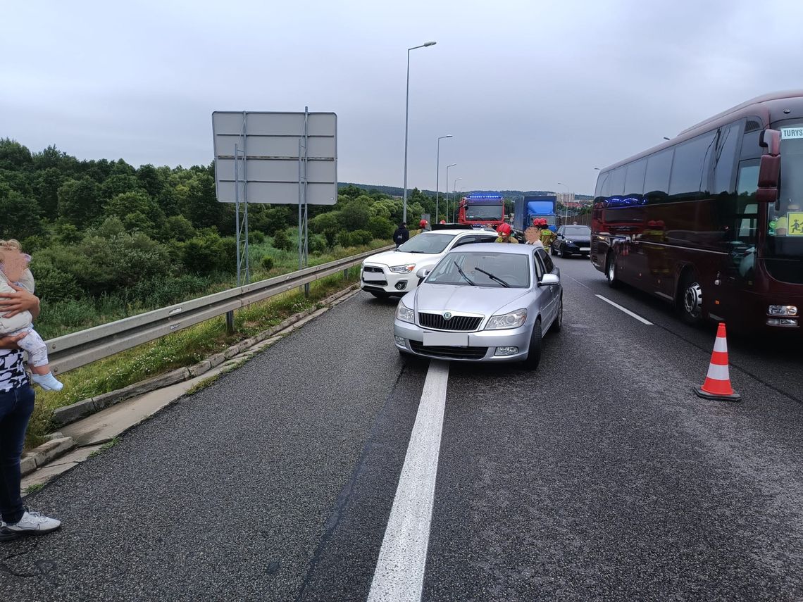 Kolizja trzech samochodów na trasie S7