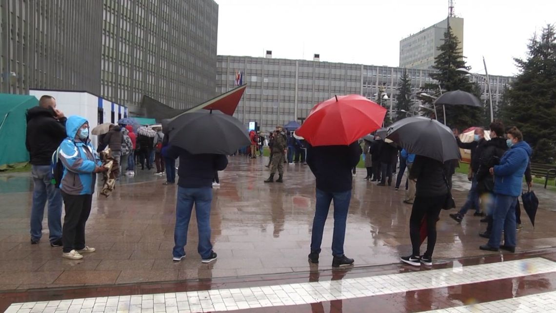 Kontynuacja akcji szczepień przed Świętokrzyskim Urzędem Wojewódzkim