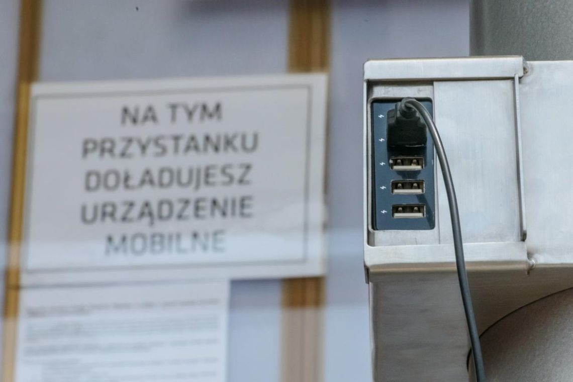 Ładowanie smartfonów przez publiczne porty USB może być niebezpieczne