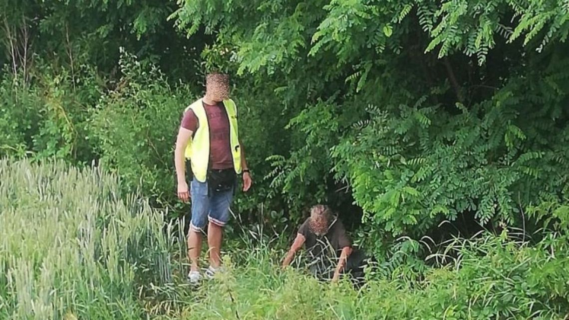 Leżał w zaroślach, zapadł w stan hipotermii. Kryminalni uratowali życie 64-latka