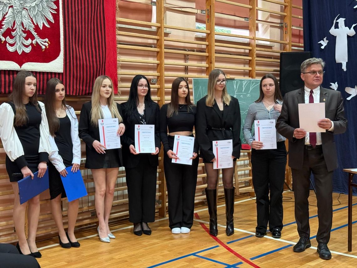 Maturzyści z Bodzentyna pożegnali szkołę