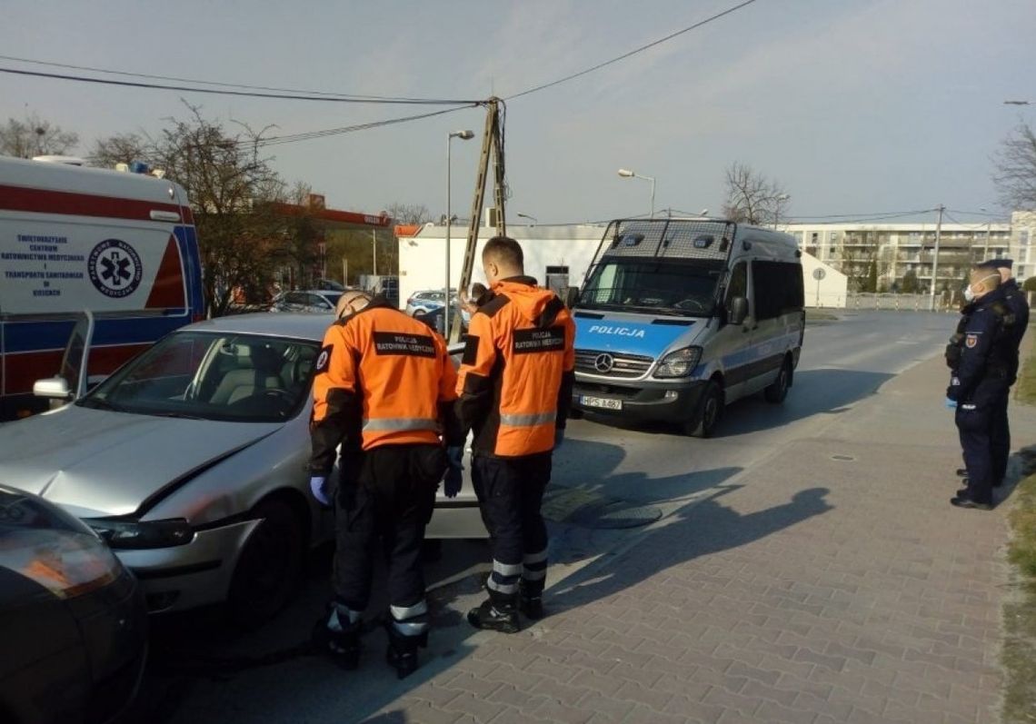 Mężczyzna za kierownicą doznał ataku epilepsji i zderzył się czołowo z innym autem