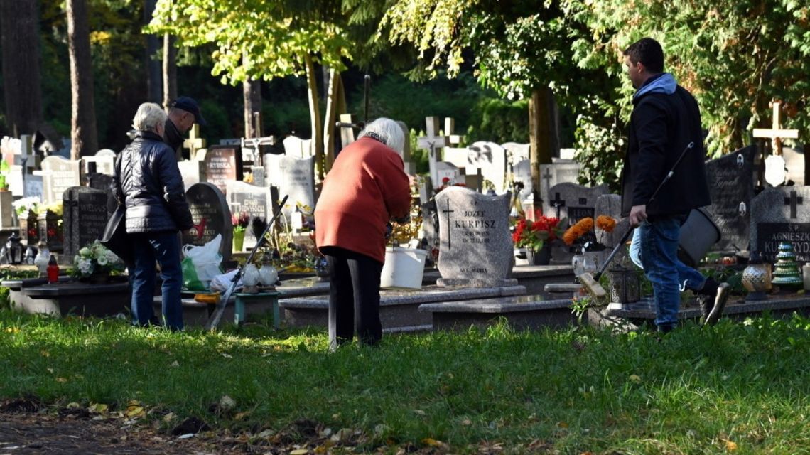 Minister zdrowia apeluje o noszenie maseczek na cmentarzach