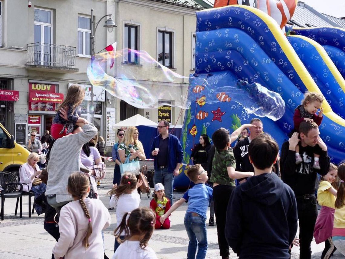 Mobilne planetarium i konkursy z nagrodami czyli zabawa podczas Pikniku Europejskiego