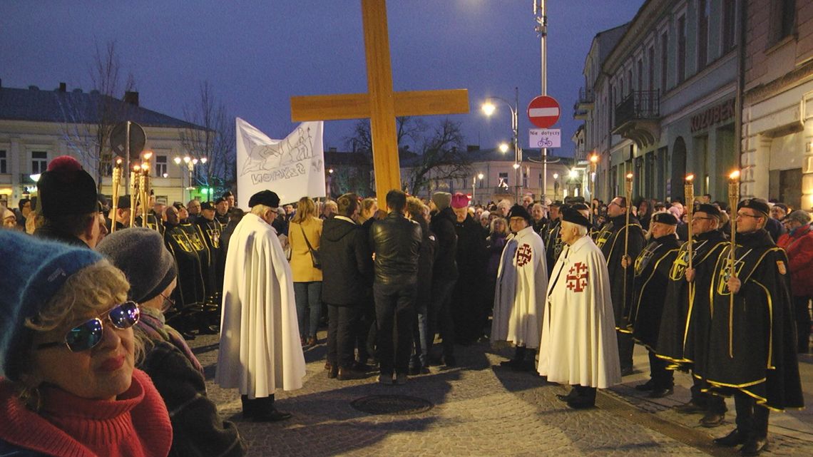 Modlitwa w rytmie miasta. Miejska Droga Krzyżowa 2026 w Kielcach
