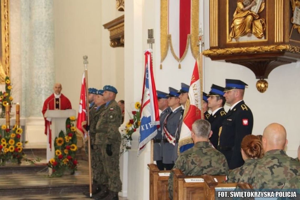 Mundurowi z całego województwa pielgrzymowali na Święty Krzyż 