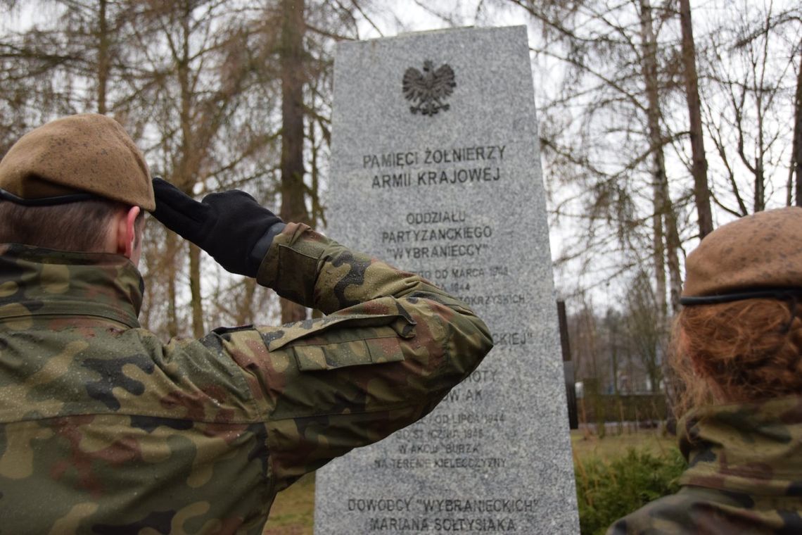 Na grobach i przy pomnikach żołnierzy Armii Krajowej zapłonęły znicze