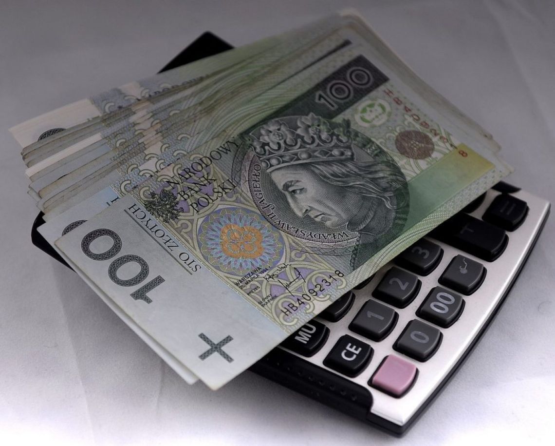 Najwyższa emerytura wypłacana kobiecie w Polsce to 26,8 tys. zł, a mężczyźnie - 37,8 tys. zł Najwyższa emerytura wypłacana kobiecie w Polsce to 26,8 tys. zł, a mężczyźnie - 37,8 tys. zł