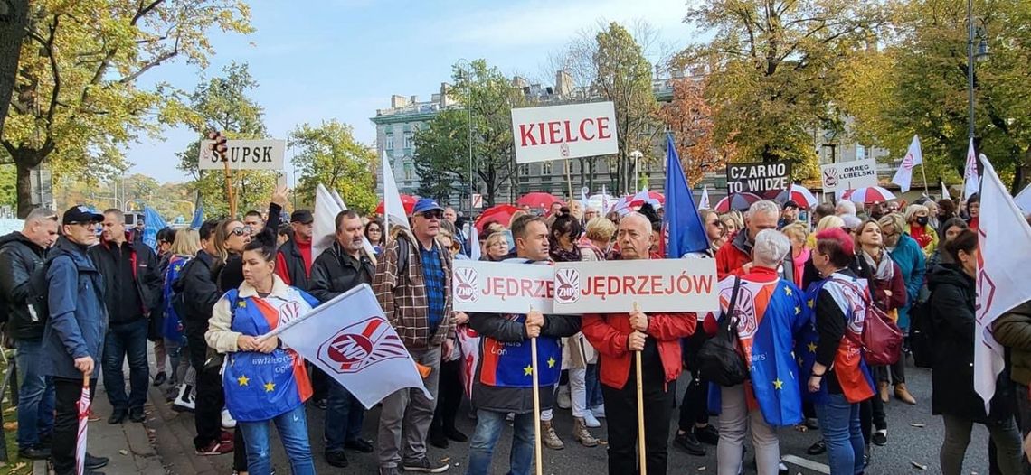 Nauczyciele z Jędrzejowa na demonstracji w Warszawie