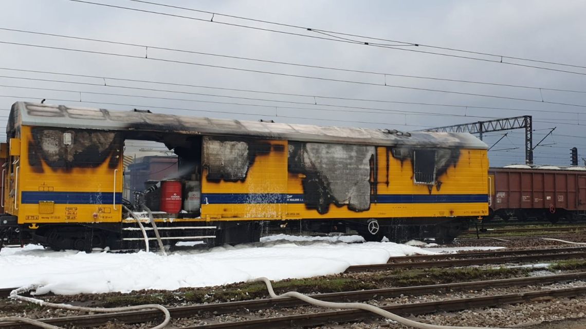 Niebezpieczny pożar wagonu przy nastawni kolejowej