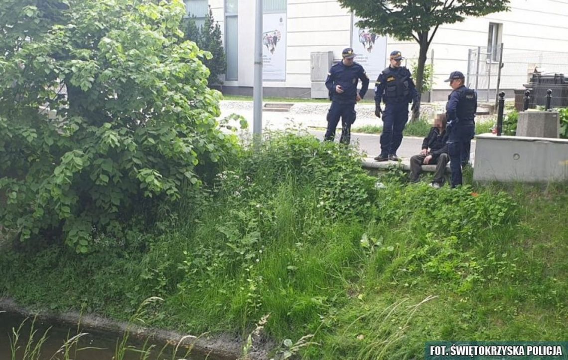 Nietrzeźwy mężczyzna wpadł do rzeki Silnicy. Na szczęście w pobliżu byli mundurowi