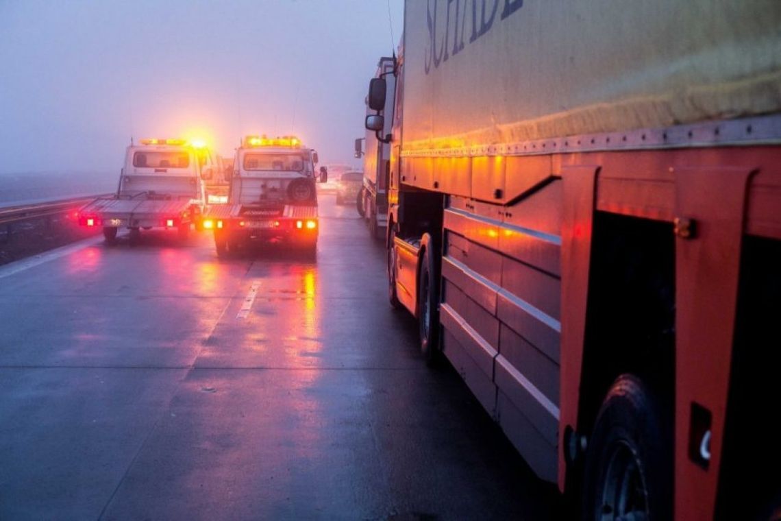 Oblodzone drogi i śnieżyce – ostrzeżenia pierwszego i drugiego stopnia