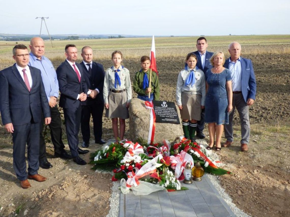 Odsłonięto obelisk i pamiątkową tablicę ku czci dwu jędrzejowskich żołnierzy AK