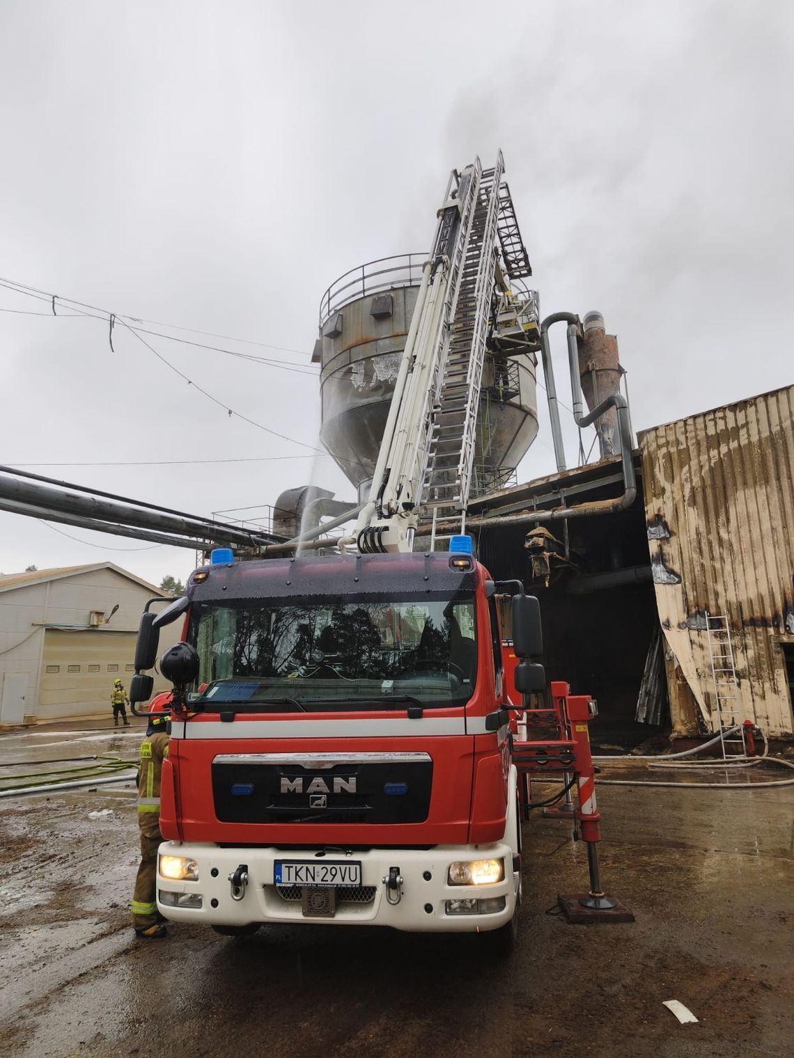 Ogień objął silos i część hali produkcyjnej