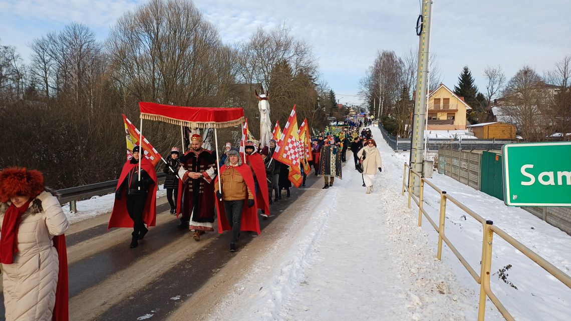 Orszak Trzech Króli ponownie przeszedł ulicami Samsonowa Orszak Trzech Króli ponownie przeszedł ulicami Samsonowa