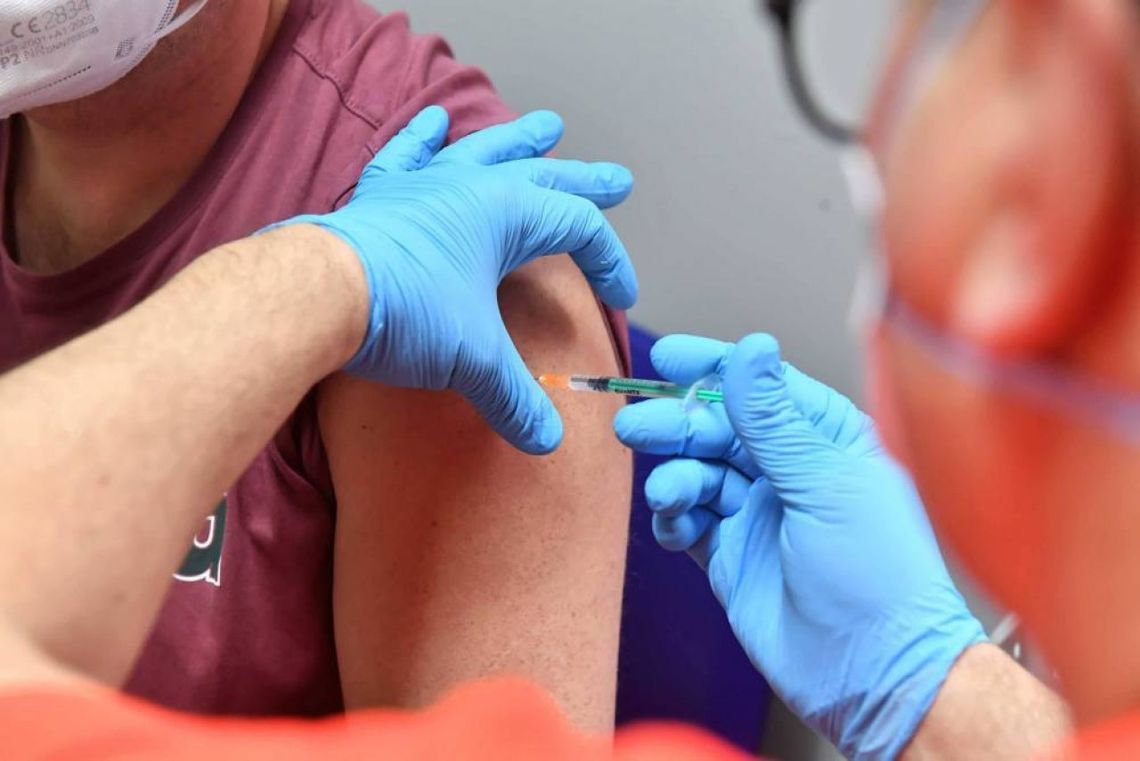 Osoby w wieku 34 i 35 lat mogą od poniedziałku zapisywać się na szczepienie przeciw COVID-19