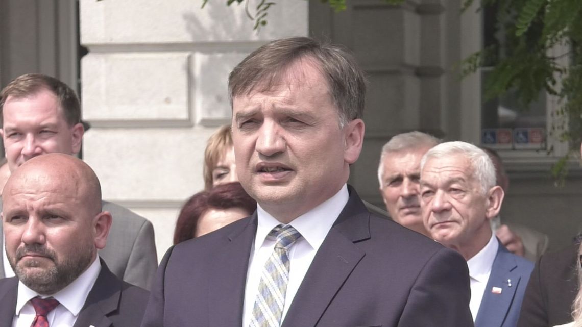 Paszport Zbigniewa Ziobry został unieważniony decyzją wojewody mazowieckiego Paszport Zbigniewa Ziobry został unieważniony decyzją wojewody mazowieckiego