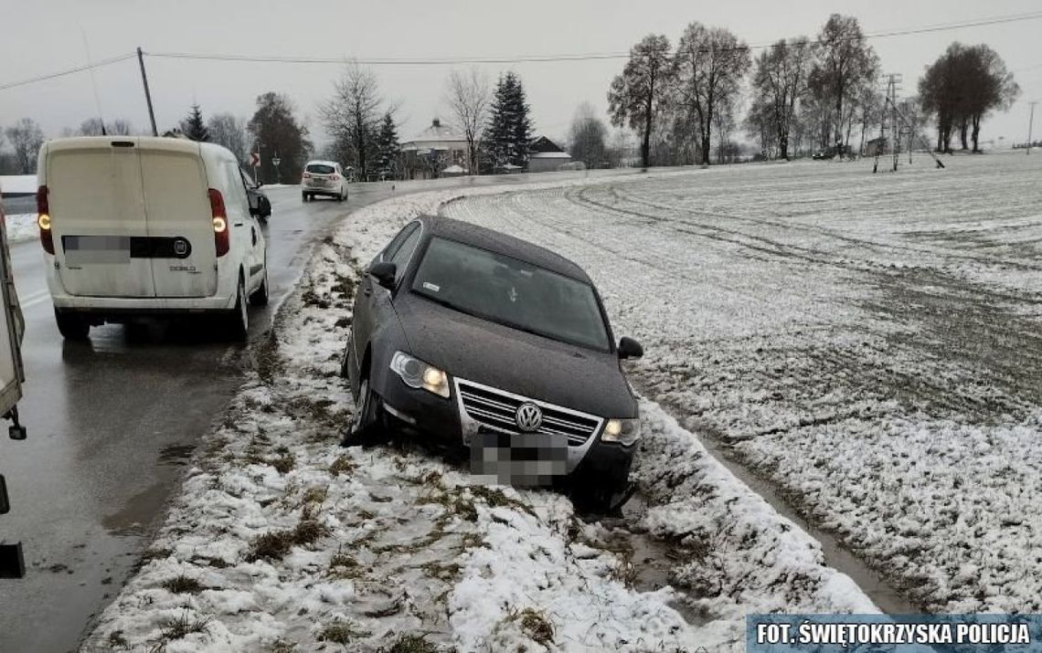 Pijany kierujący zniszczył ogrodzenie i znaki drogowe. Skończył w przydrożnym rowie