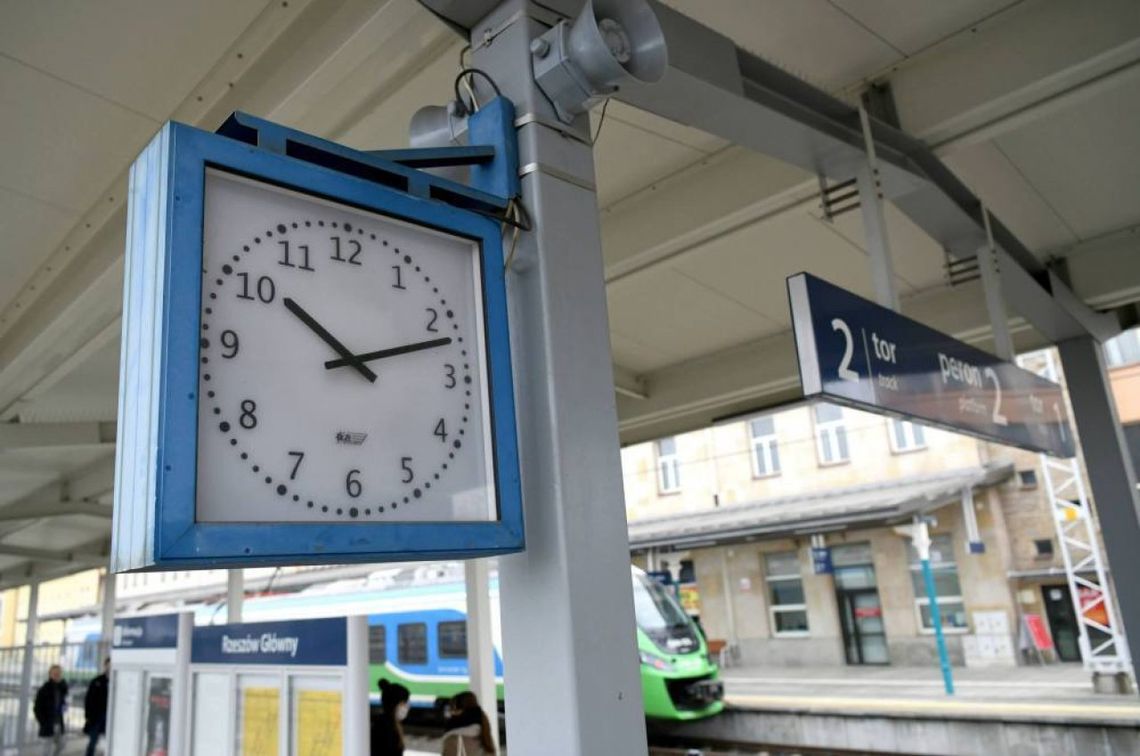 PKP Intercity: podczas wakacji w pociągach bez limitów zajętości oraz bez rezerwacji miejsc siedzących