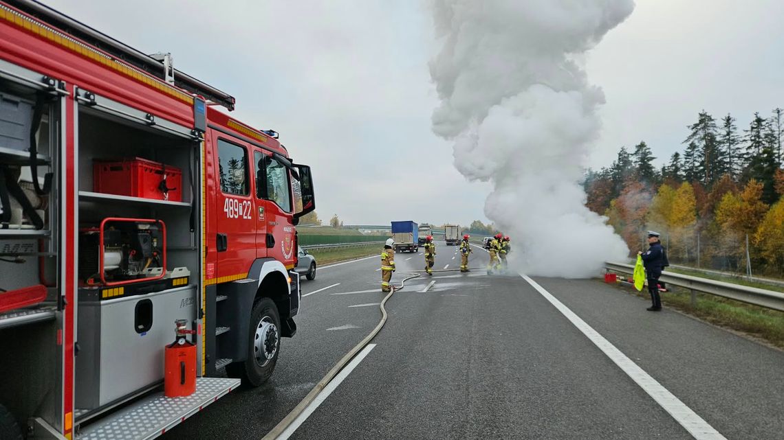Płonie samochód na S7 w Skarżysku Płonie samochód na S7 w Skarżysku