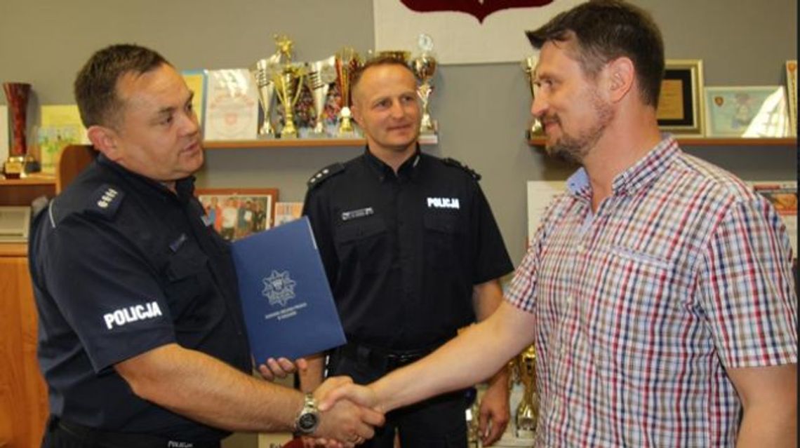 Podziękowania od komendanta miejskiego policji dla dyrektora szkoły