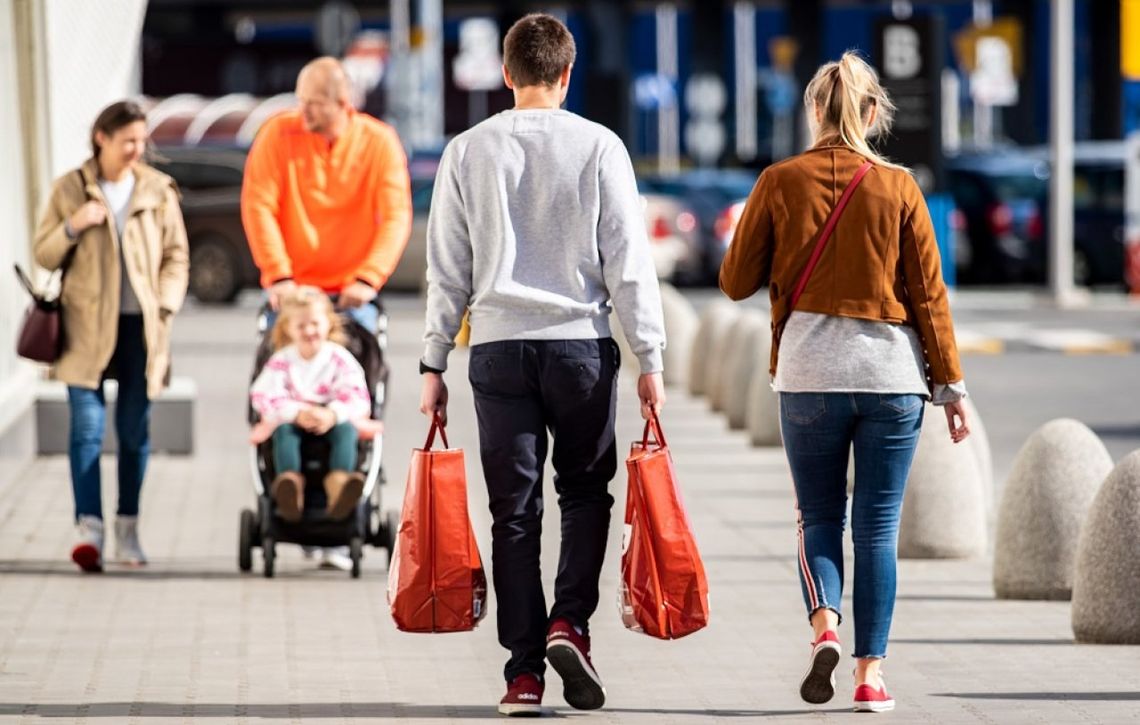 Polacy chodzą do sklepów częściej i spędzają w nich więcej czasu. Głównie przez ceny i planowanie zakupów