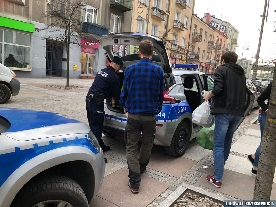 Policja pomaga przy transporcie darów dla uchodźców 