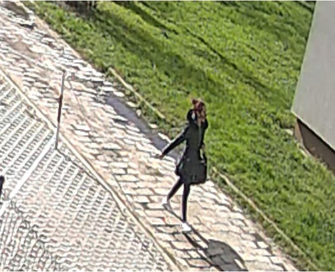 Policja poszukuje tej kobiety. Jest odpowiedzialna za kradzież na "policjanta"