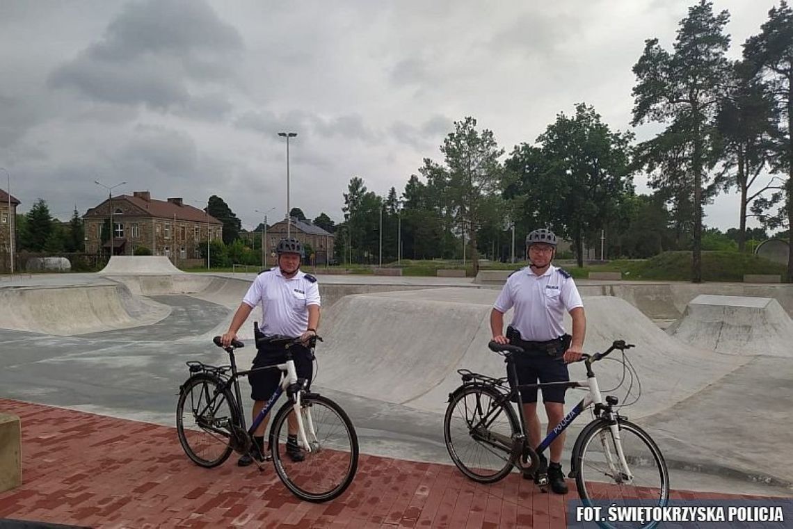 Policjanci na rowerach patrolują okolicę