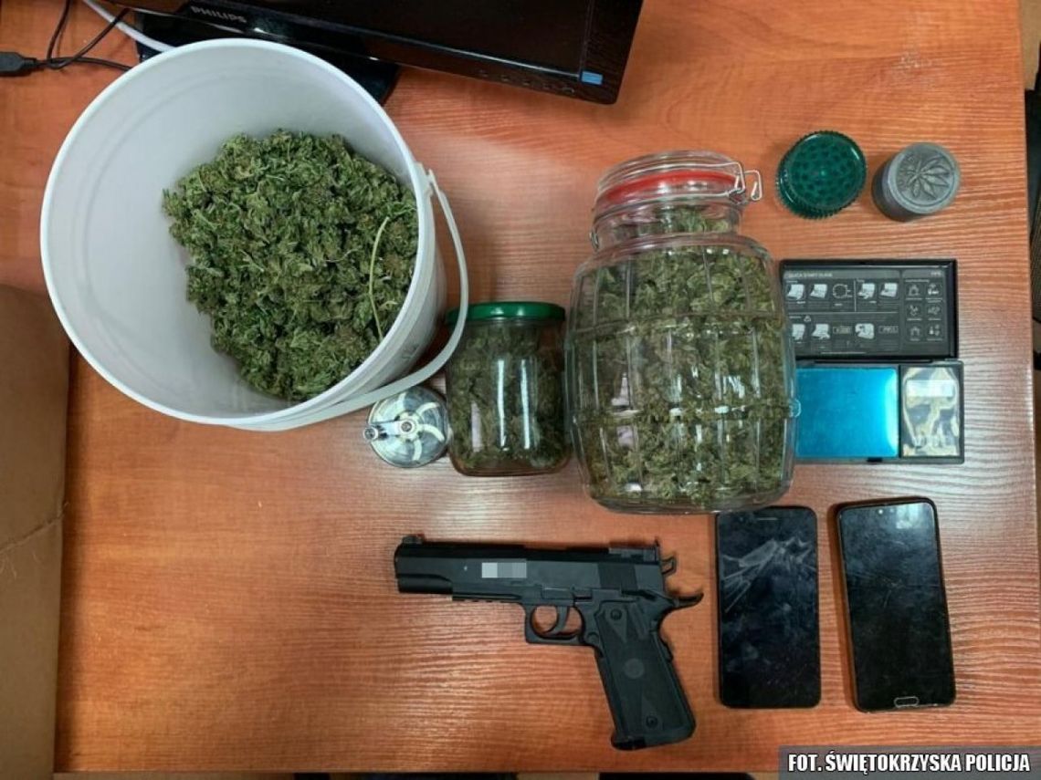 Policjanci zabezpieczyli ponad 350 gramów suszu. Zarzuty usłyszeli 21-latek i jego matka