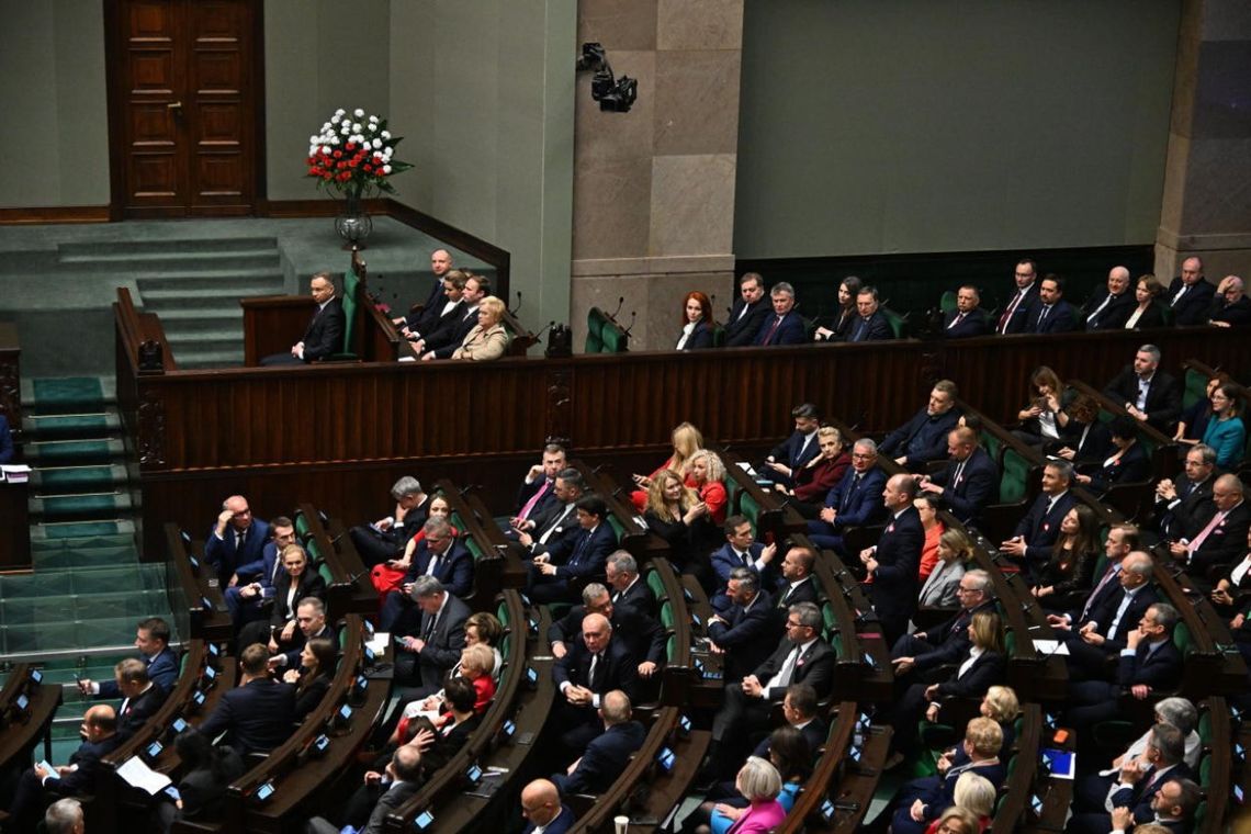 Posłowie X kadencji złożyli ślubowanie. Poseł Kaczyński się spóźnił