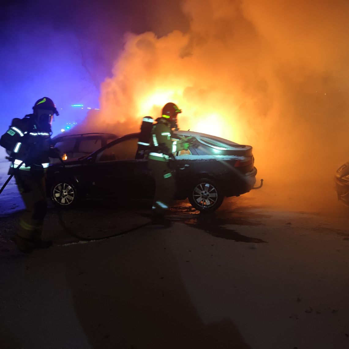 Pożar auta na osiedlowym parkingu w Końskich. Ogień objął trzy pojazdy
