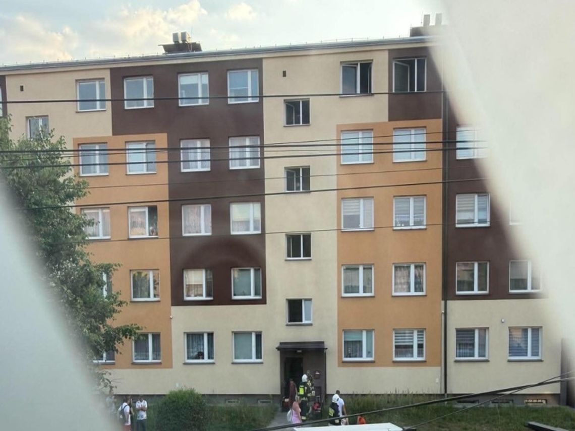 Pożar bloku mieszkalnego w Skarżysku. Trwa ewakuacja