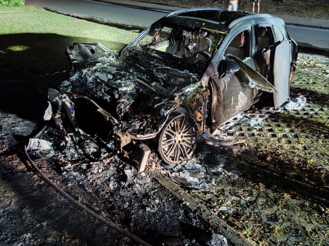 Pożar na parkingu w Sielpi, doszczętnie spłonęło Porsche