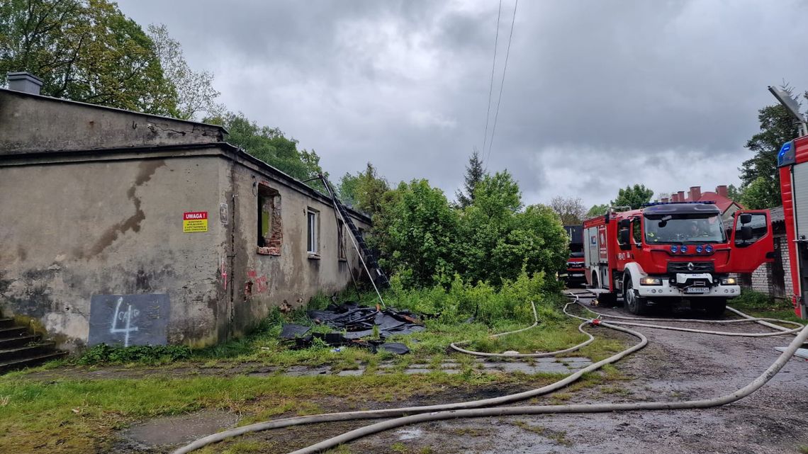 Pożar poddasza nieużytkowanego budynku - 42 strażaków w akcji Pożar poddasza nieużytkowanego budynku - 42 strażaków w akcji