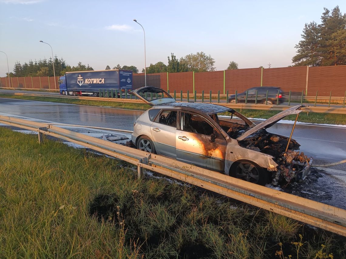 Pożar samochodu na trasie S7. Droga w kierunku Kielc zablokowana Pożar samochodu na trasie S7. Droga w kierunku Kielc zablokowana