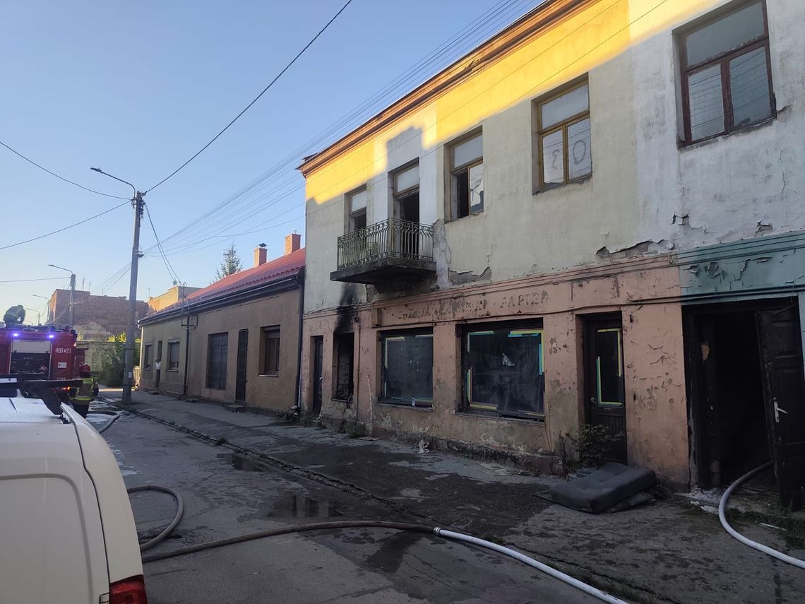 Pożar w niezamieszkałej kamienicy przy ul. Staszica Pożar w niezamieszkałej kamienicy przy ul. Staszica