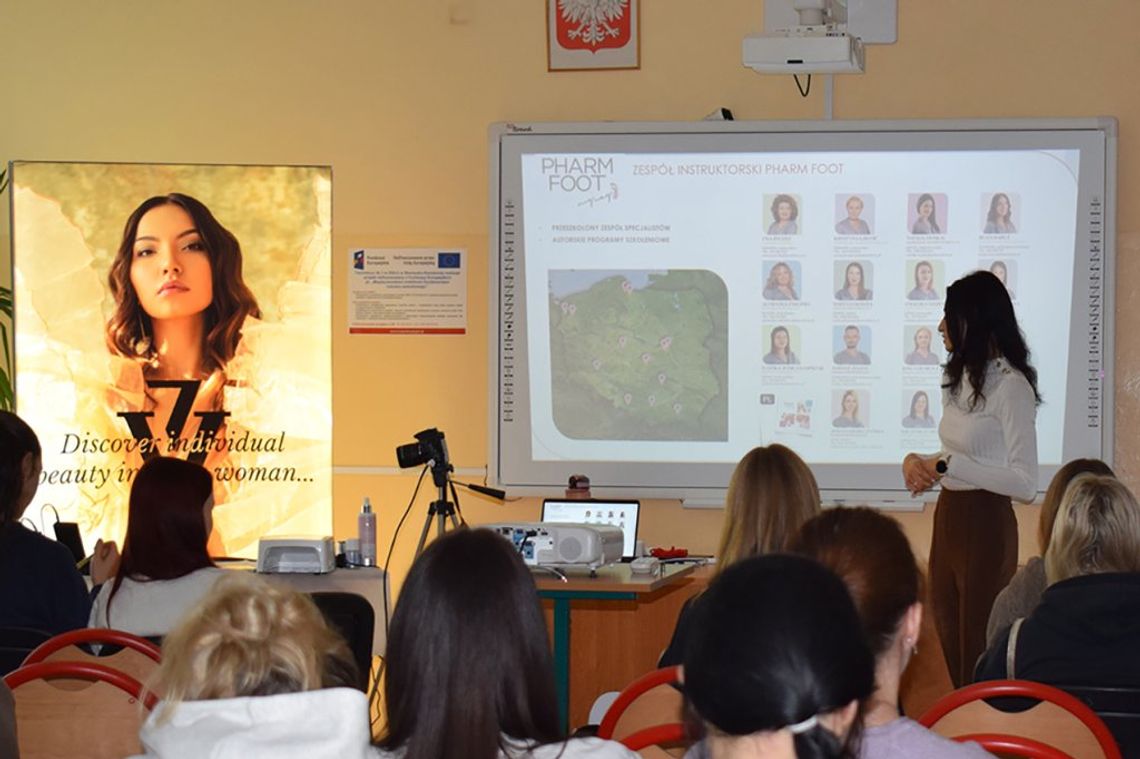 Praktyczna lekcja dla przyszłych fryzjerów z innowacją kosmetyczną