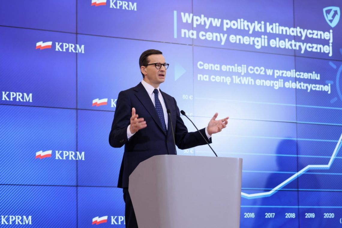 Premier: wprowadzamy obniżkę cen paliw