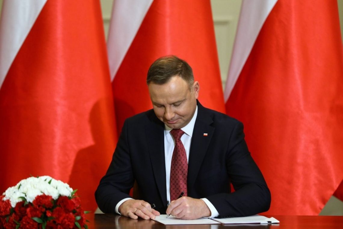 Prezydent Andrzej Duda podpisał ustawę obniżającą VAT m.in. na żywność, nawozy i gaz