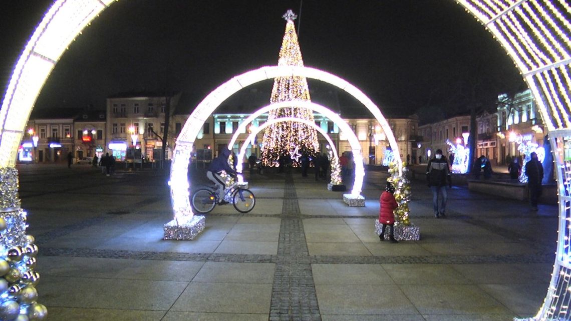 Prezydent Kielc i najmłodsi mieszkańcy wspólnie zaświecili lampki na choince Prezydent Kielc i najmłodsi mieszkańcy wspólnie zaświecili lampki na choince