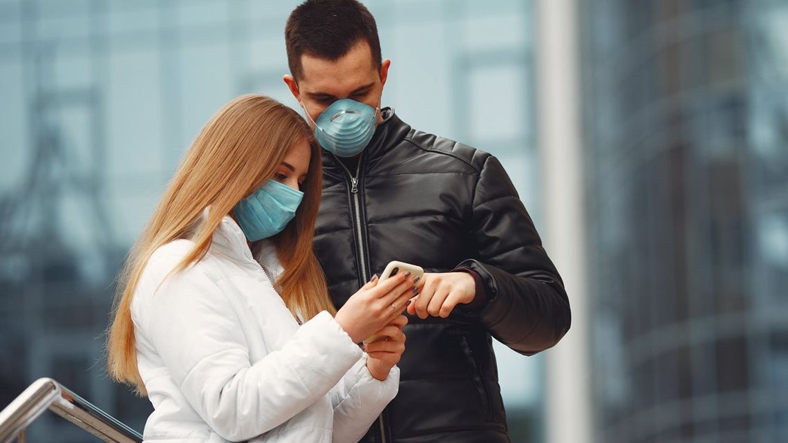 Prof. Gut o sytuacji epidemicznej: ludzie "rozkręcają się" przed świętami