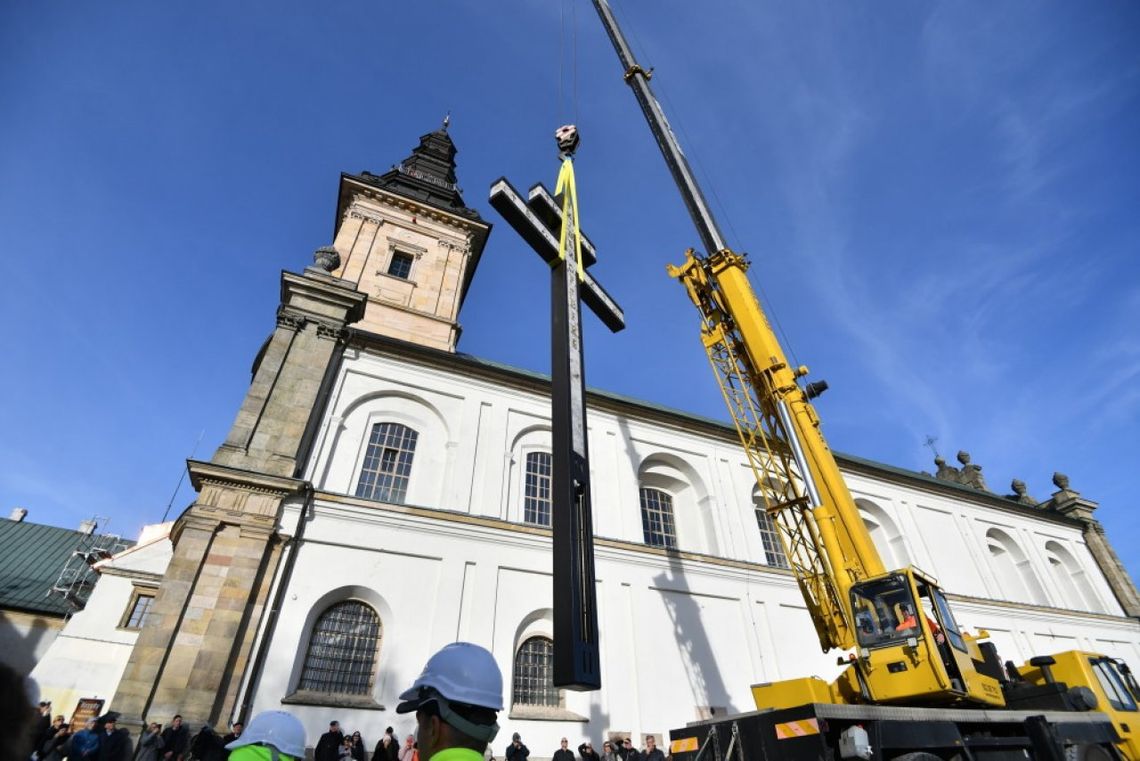 Przy bazylice na Świętym Krzyżu ustawiono krzyż morowy