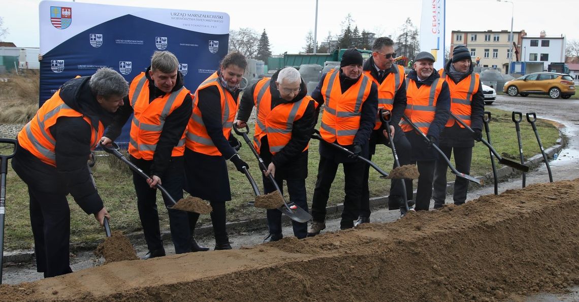 Rozpoczyna się rozbudowa drogi wojewódzkiej w Ostrowcu 